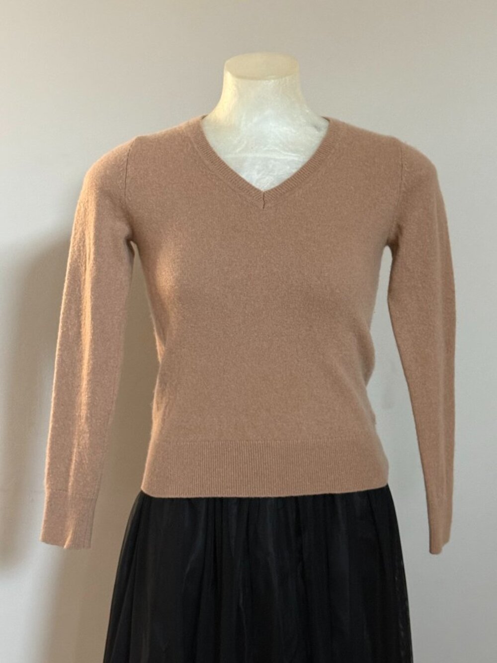 Quince 100% Cashmere V-Neck Sweater Camel Tan XS Classic Quiet Luxury